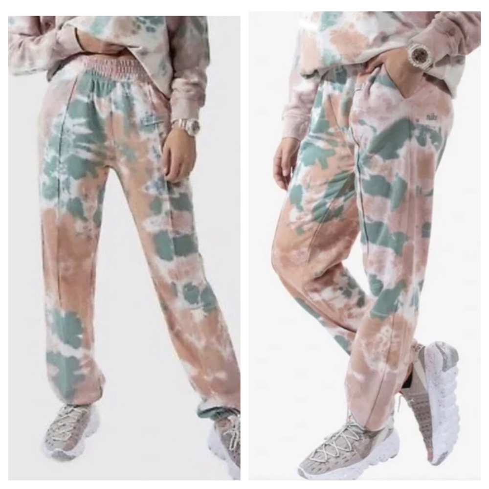 Nike Women Sportswear Seasonal Classic Tie Dye Fleece Jogger Loose Fit Mid Rise
